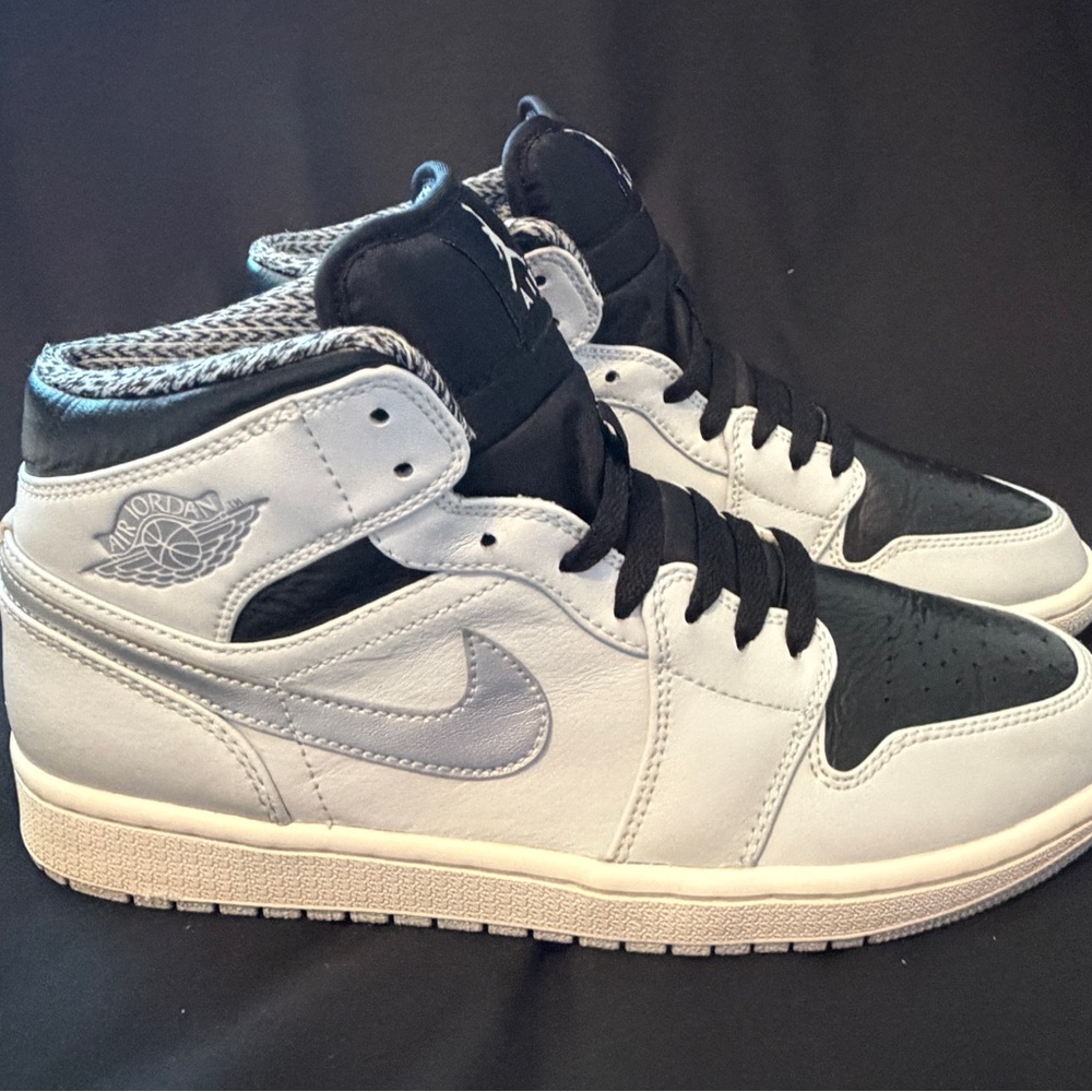 Air Jordan 1 Retro Mid Wolf Grey Men’s Size 9 Pre-owned 554724-032